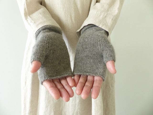 evam eva(エヴァムエヴァ) evam eva vie (エヴァムエヴァヴィー)　cashmere arm warmer(V002G044)の商品画像1