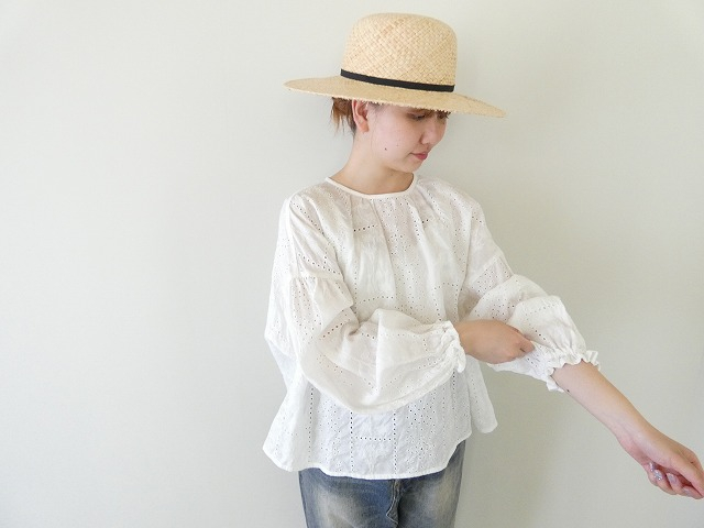 qiri(キリ) グローエンブロイダリーギャザースリーブブラウス(63-01-BL-005-26-1) qiri(キリ) グローエンブロイダリーギャザースリーブブラウス(63-01-BL-005-26-1)